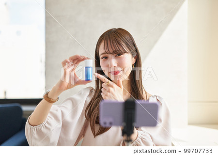 直播賣化妝品的女人 99707733