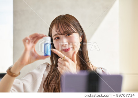 直播賣化妝品的女人 99707734