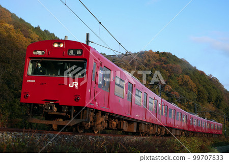 Series 103 on the Bantan Line running through the mountains in the morning 99707833