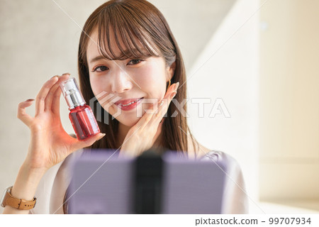 A woman who sells cosmetics on live streaming 99707934