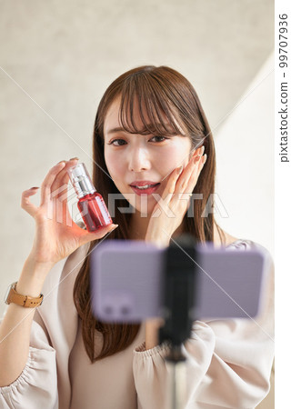 直播賣化妝品的女人 99707936
