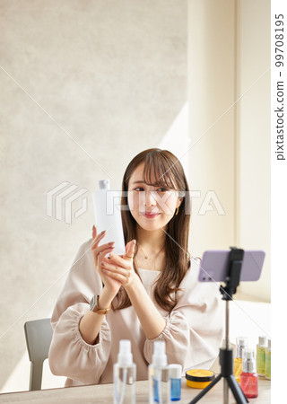 直播賣化妝品的女人 99708195