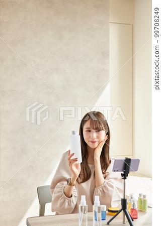 A woman who sells cosmetics on live streaming 99708249