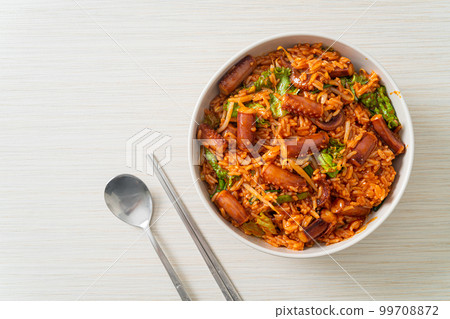 Stir-fried squid or octopus with Korean spicy sauce rice bowl Stir-fried squid or octopus with Korean spicy sauce rice bowl 99708872