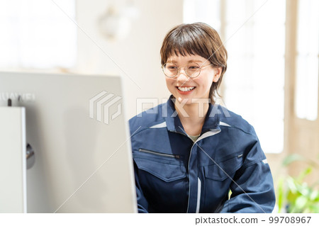 工作在設計辦公室的年輕女性工程師 99708967