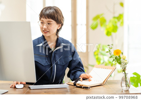 工作在設計辦公室的年輕女性工程師 工作在設計辦公室的年輕女性工程師 99708968