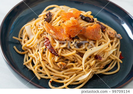 stir-fried spaghetti with salmon and dried chilli 99709134