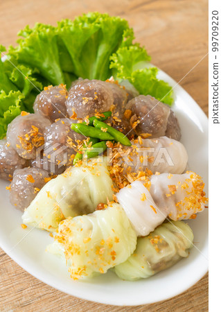 Steamed Rice-Skin Dumplings and Steamed Tapioca Dumplings with Pork 99709220