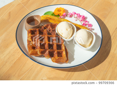 Croffle with banana and vanilla ice-cream 99709366