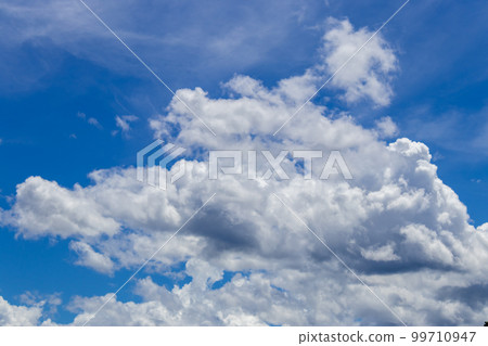Blue sky with fluffy clouds, Kanazawa, Japan. 99710947