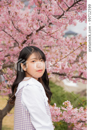 櫻花下微笑的少女 櫻花下微笑的少女 99712599