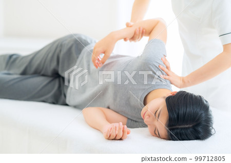Female manipulative massage Osteopathic clinic Shiatsu Female manipulative massage Osteopathic clinic Shiatsu 99712805