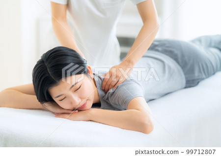 Female manipulative massage Osteopathic clinic Shiatsu Female manipulative massage Osteopathic clinic Shiatsu 99712807