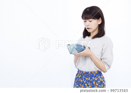 Housewife in her thirties who is in trouble with living expenses 99713583