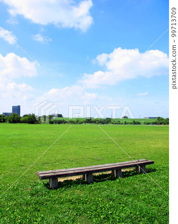 初秋江戶川河床上有長椅的平日足球場風景 99713709