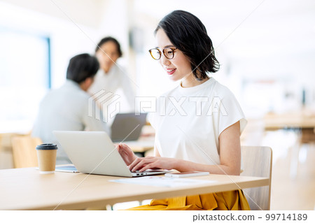 Woman working at a cafe Photo cooperation: LINK FOREST 99714189