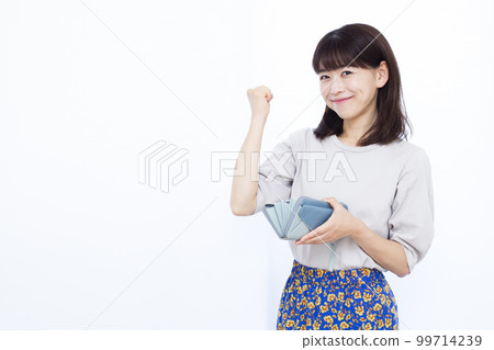 一個三十多歲的女人帶著錢包 99714239