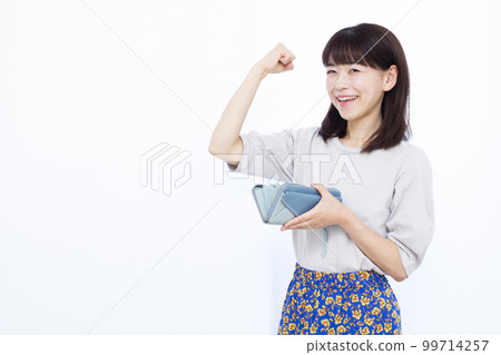 一個三十多歲的女人帶著錢包 99714257