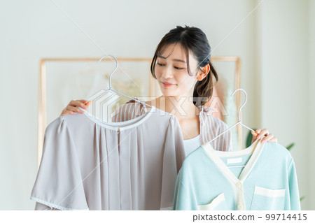 選擇衣裳的一個少婦 99714415