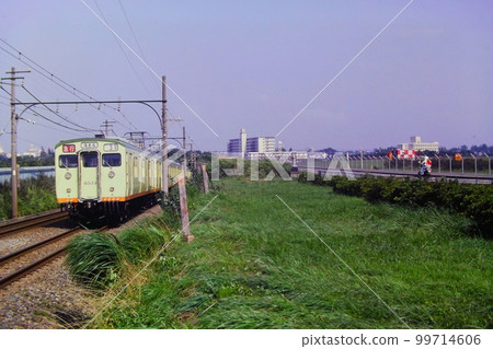 Sotetsu New 6000 series express running through Atsugi base, wide sky Yamato-Sagami Otsuka, August 2, 1982, KR 99714606
