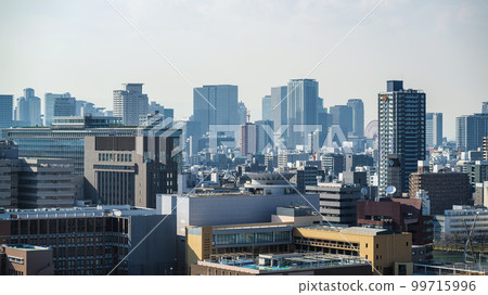 從大阪天守閣俯瞰大阪城 從大阪天守閣俯瞰大阪城 99715996