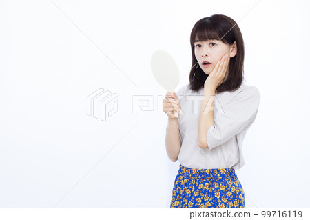 在意笑紋的30多歲女性 99716119
