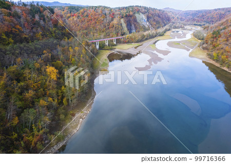 用無人機航拍秋天的“惠庭湖” 用無人機航拍秋天的“惠庭湖” 99716366