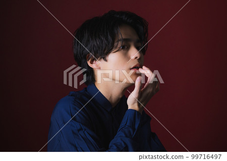 一個穿海軍襯衫的男人 99716497