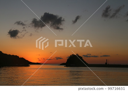 西伊豆町仁科港的夕陽 99716631