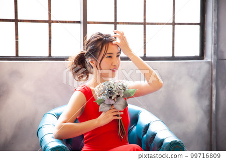 Woman sitting on chair 99716809