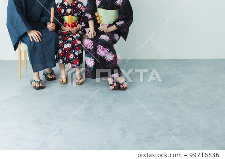 Elementary school girl in yukata 99716836