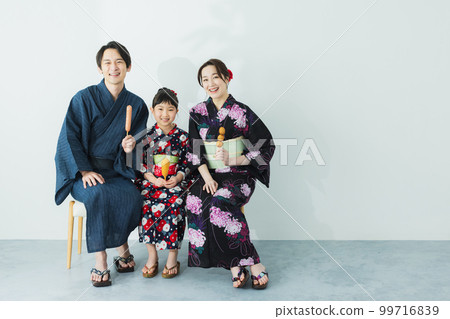Elementary school girl in yukata 99716839