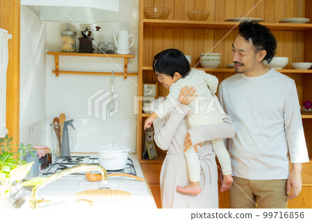 廚房裡的一家人》 99716856