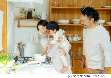 Family in the kitchen　 99716858