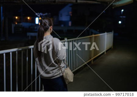 一個女人走在夜路上的背影 一個女人走在夜路上的背影 99717018