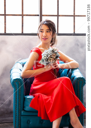 Woman sitting on chair 99717186