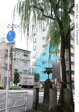 Mikaeri Yanagi at the entrance of Yoshiwara in Senzoku, Taito-ku, Tokyo 99718083
