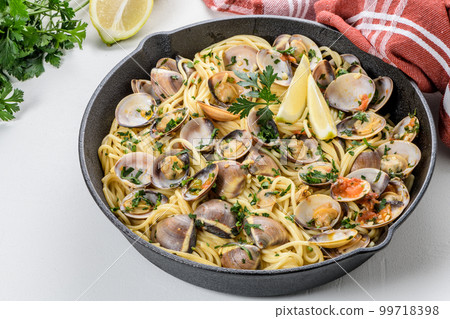 Spaghetti alle Vongole 99718398