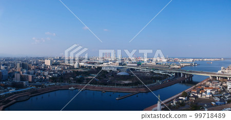 從大阪府舊堺港鳥瞰大阪灣和沿海工業區 99718489