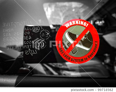裝有剎車鎖的汽車(車輛防盜裝置) 裝有剎車鎖的汽車(車輛防盜裝置) 99718562