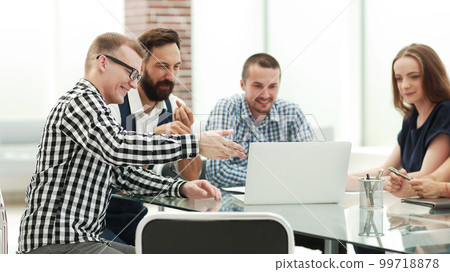 business team looking at the laptop screen and discussing their ideas 99718878