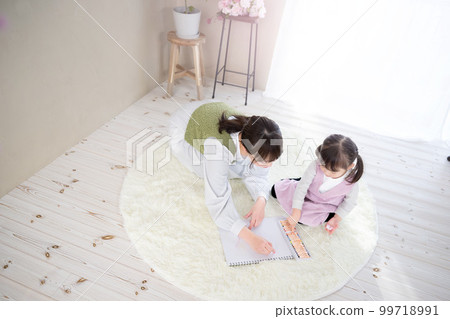 媽媽和她的孩子一起畫畫 媽媽和她的孩子一起畫畫 99718991