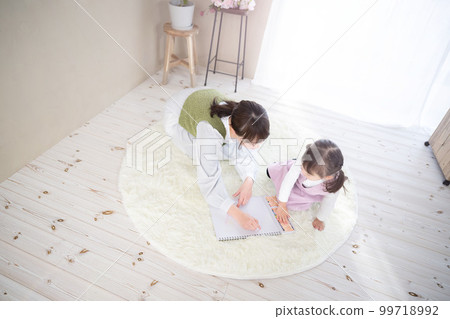 Mom drawing with her child Mom drawing with her child 99718992
