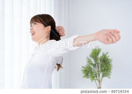 一個沐浴在清晨陽光下的女人 99719354