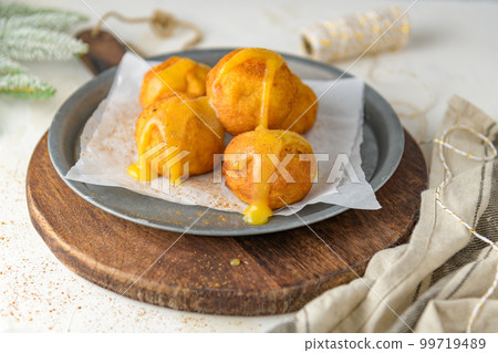 Rabanadas poveiras with egg cream and cinnamon 99719489