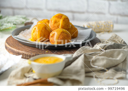 Rabanadas poveiras with egg cream and cinnamon Rabanadas poveiras with egg cream and cinnamon 99719496