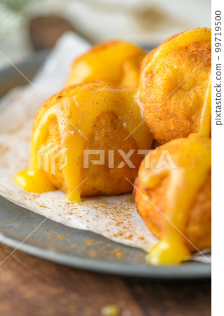 Rabanadas poveiras with egg cream and cinnamon Rabanadas poveiras with egg cream and cinnamon 99719500