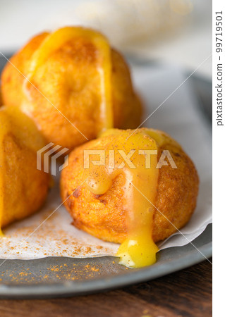 Rabanadas poveiras with egg cream and cinnamon Rabanadas poveiras with egg cream and cinnamon 99719501