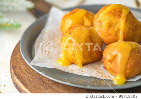 Rabanadas poveiras with egg cream and cinnamon Rabanadas poveiras with egg cream and cinnamon 99719502