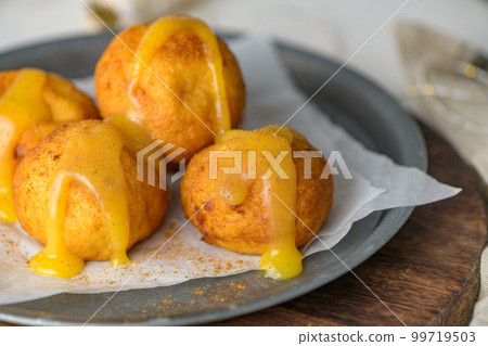 Rabanadas poveiras with egg cream and cinnamon 99719503